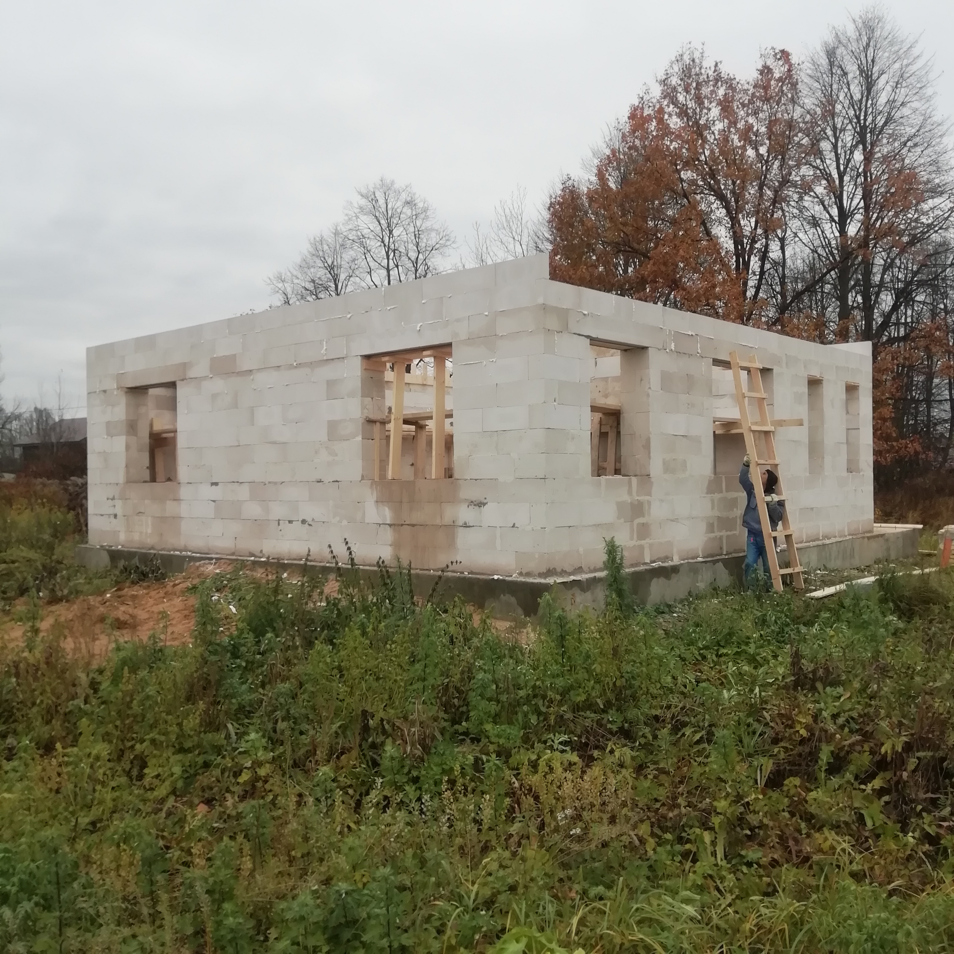 Одноэтажный дом из газобетона с облицовкой кирпичом 10х11, 96 м2.: Построенный объект
