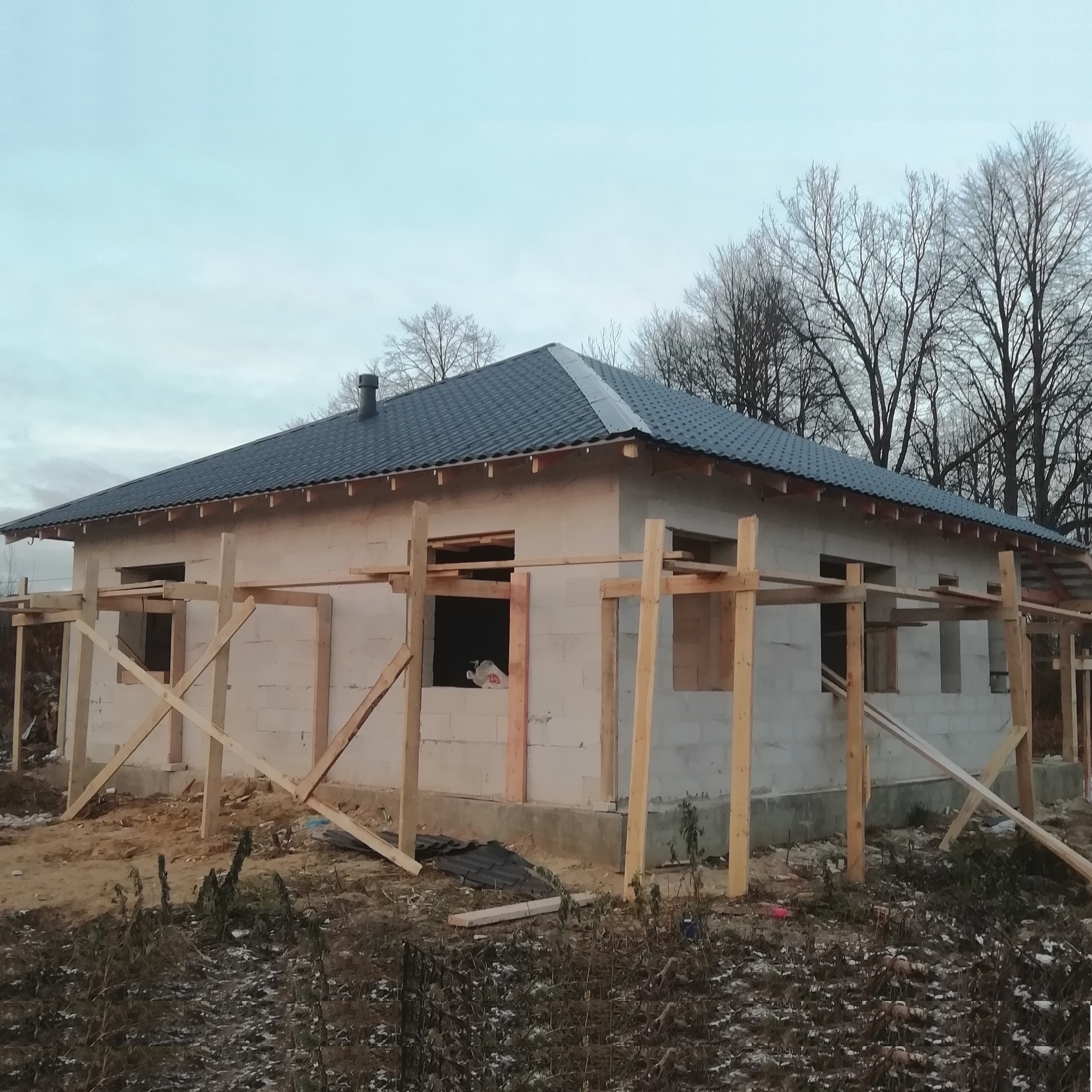 Одноэтажный дом из газобетона с облицовкой кирпичом 10х11, 96 м2.: Построенный объект