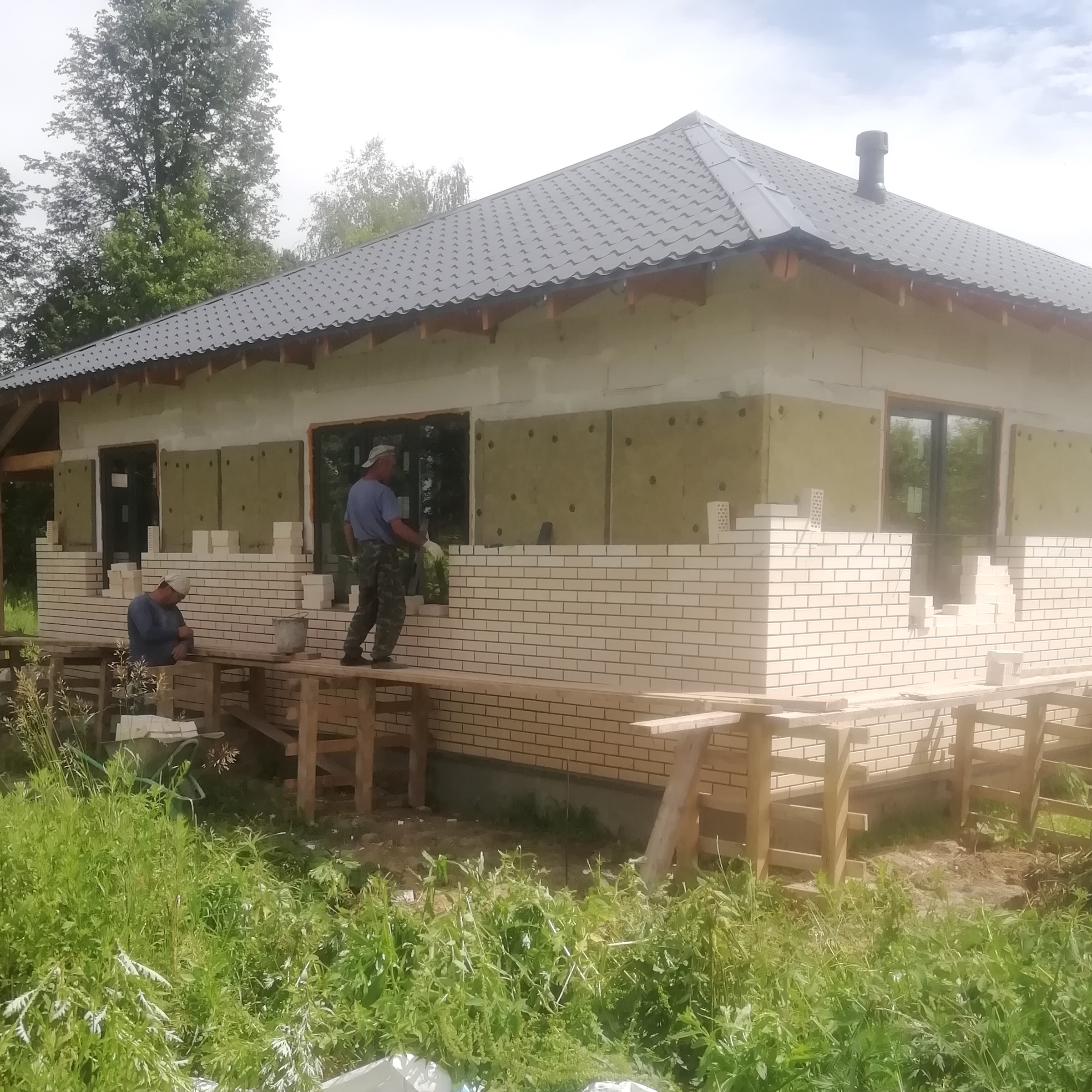 Одноэтажный дом из газобетона с облицовкой кирпичом 10х11, 96 м2.: Построенный объект